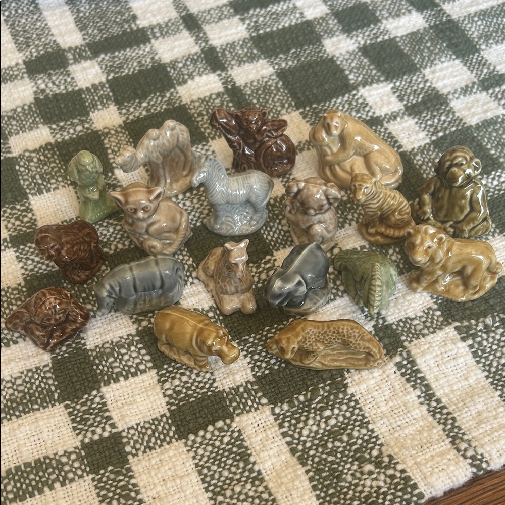 Wade Whimsies Lot of 18 Wild Exotic Animal Figurines
